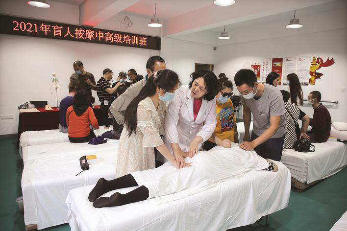 泰州举办盲人按摩公益培训班|泰州市|盲人_新浪新闻