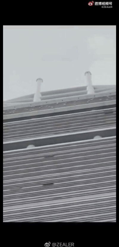 "许多人员从大厦撤出.出现晃动