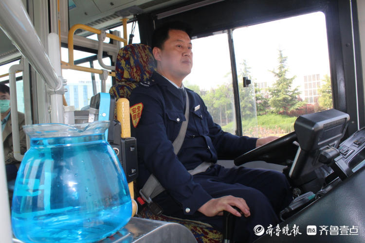 公交开得稳不稳一碗水比一比