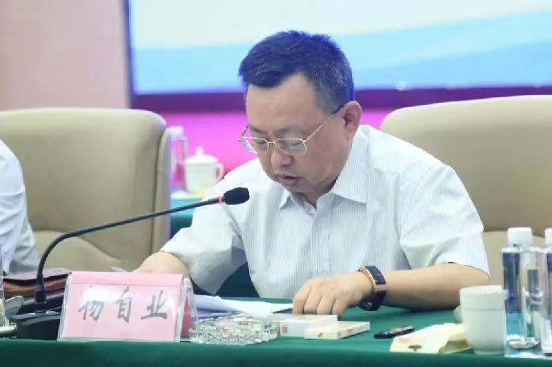 如果只看这则通报的内容,这次被查的杨自业,似乎只是一名在郑州烟草