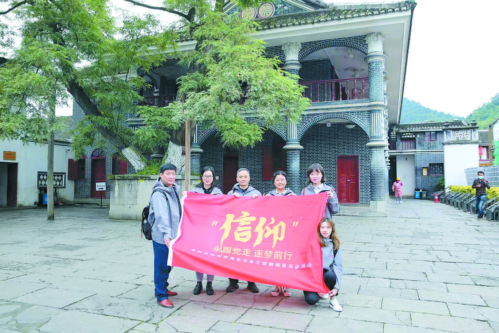 胜利的槐树 历史红城里“活着的文物”休闲区蓝鸢梦想 - Www.slyday.coM