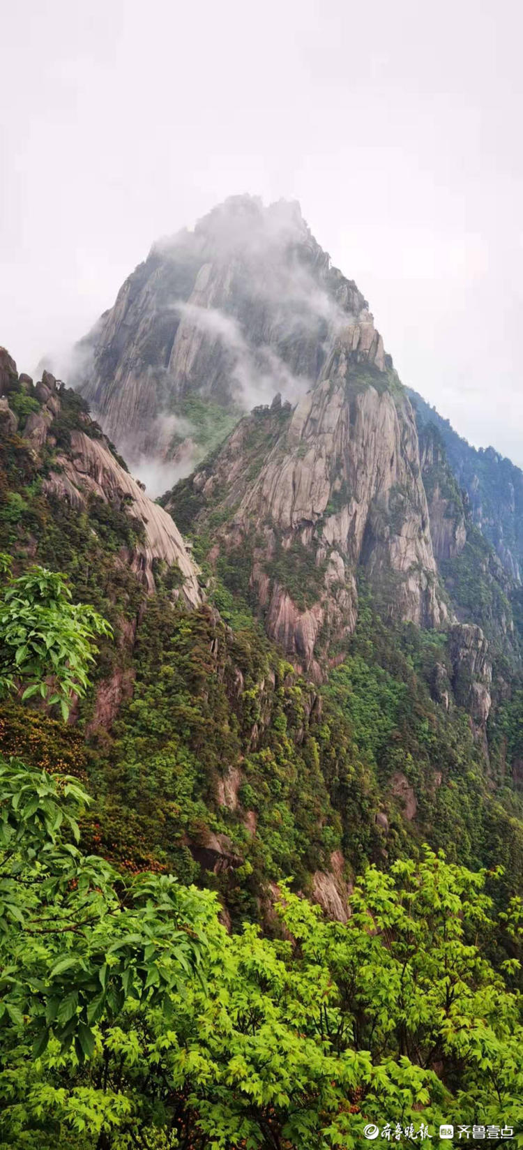 云雾中若隐若现的黄山天都峰