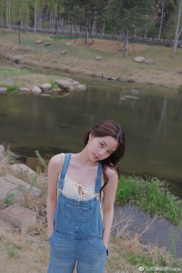 欧阳娜娜晒夏日写真小碎花吊带搭背带裤清新甜美