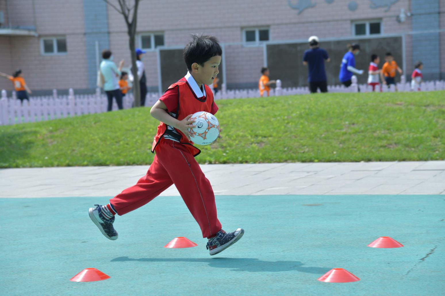 玩转趣味足球,北京海淀举行幼儿足球嘉年华