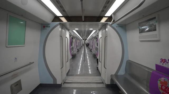 每节车厢连接处的端墙也融入了园林元素