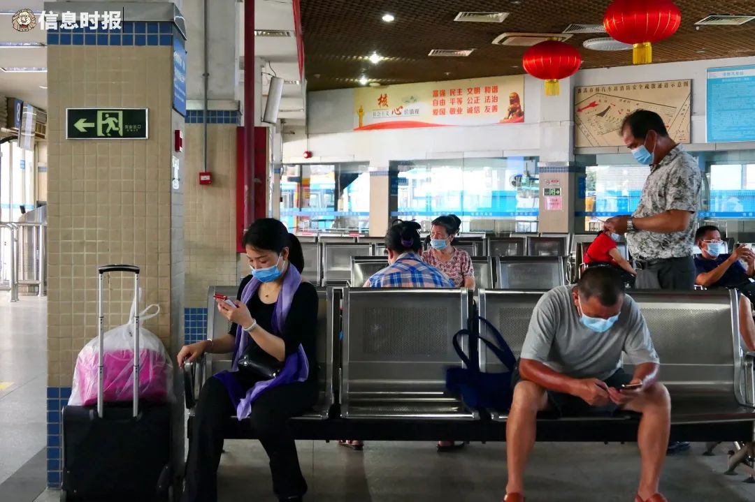 候车厅里乘客不多.信息时报记者 徐敏 摄