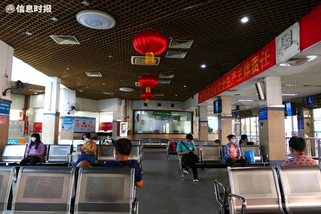 候车厅里乘客不多.信息时报记者 徐敏 摄