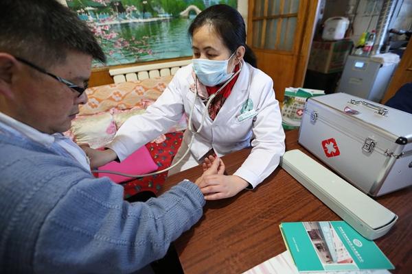 家庭医生出诊(图片来源:cfp)