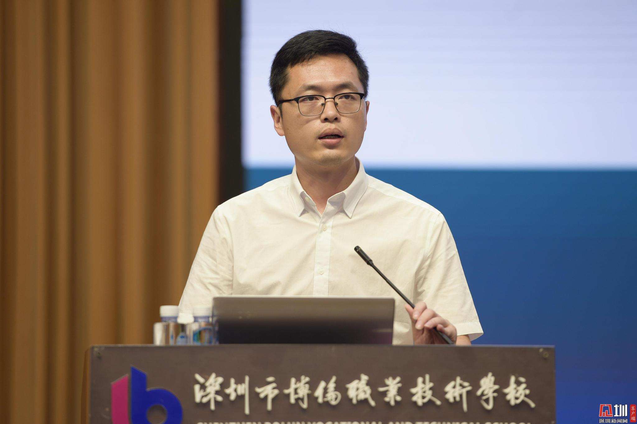 和生副主任,深圳市教育科学研究院教师继续教育管理办公室熊冠恒主任