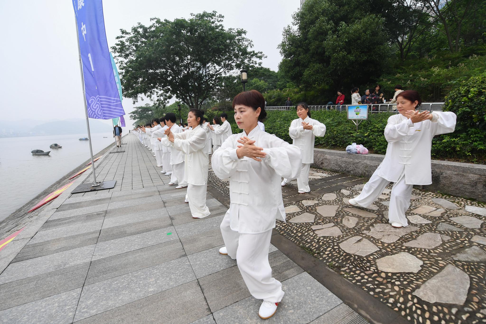 2000太极拳爱好者富春江畔打太极