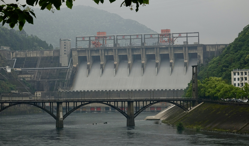新中国的第一座大型水电站1960年在新安江上建成,大坝以上形成了著名