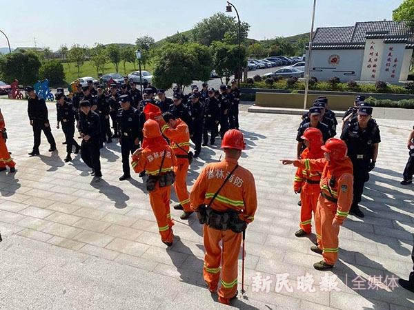 图说:搜救第三只金钱豹的队伍集结出发 姜燕/摄