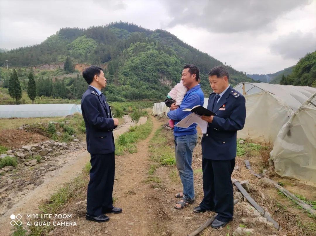 税务宣传问需地头 纳税服务送到田间休闲区蓝鸢梦想 - Www.slyday.coM