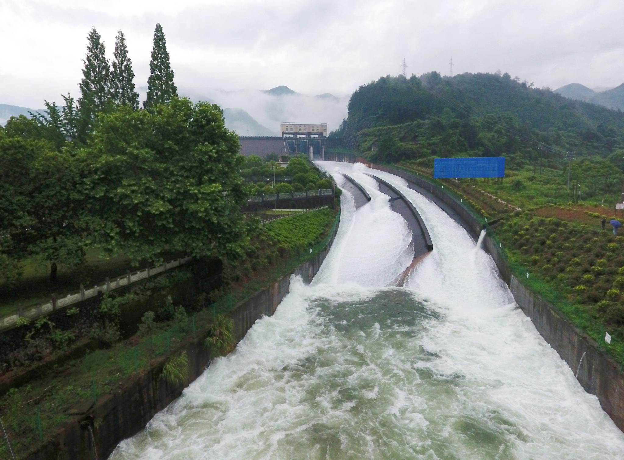 武义:源口水库开闸泄洪