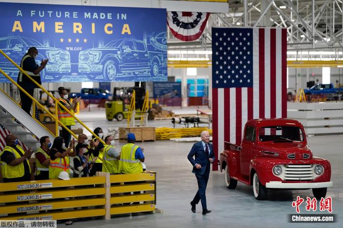 当地时间18日,美国总统拜登访问了密歇根州迪尔伯恩市福特工厂。