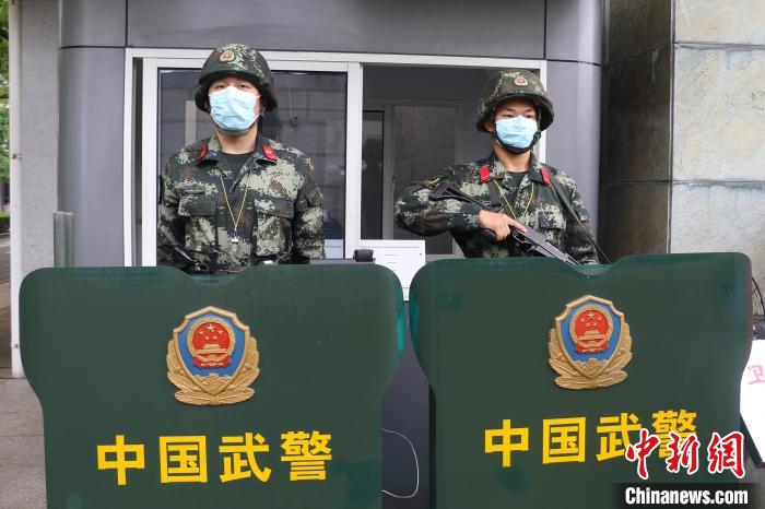 武警上海总队执勤第二支队警勤中队供图"到后座上吧!