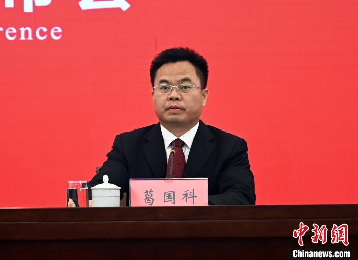 图为百色市市长葛国科介绍相关情况. 杨志雄 摄