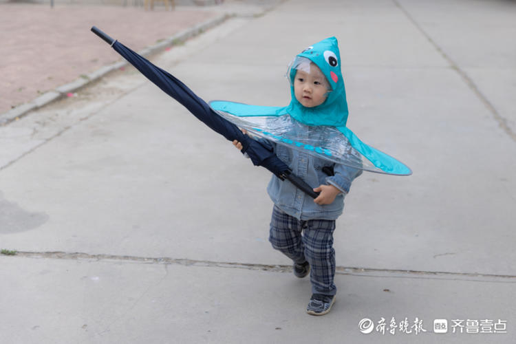 家有小屁孩冒雨送伞