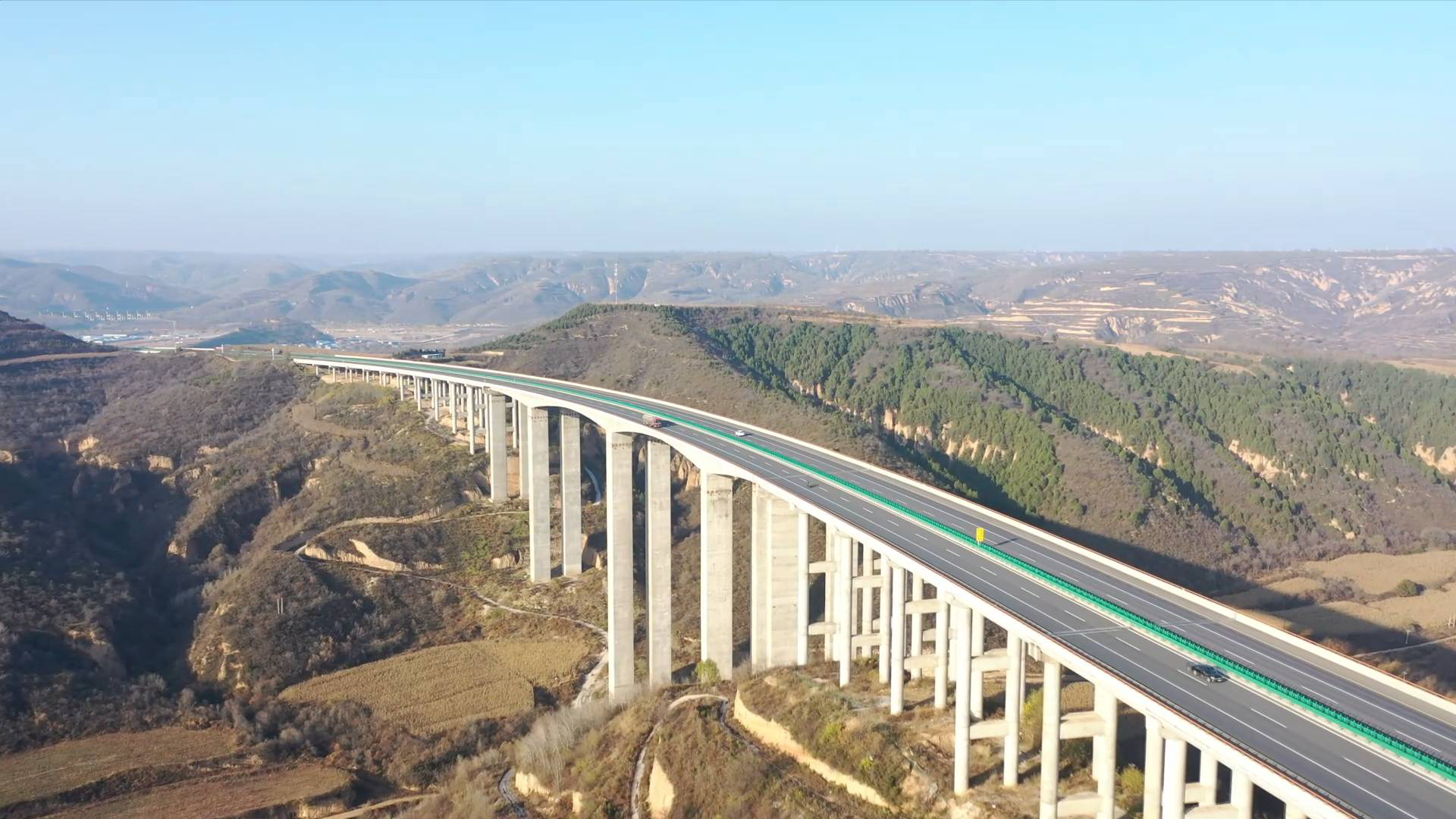 横亘关中平原与黄土高原的g6522和g65两条高速公路,并列而行,是包茂