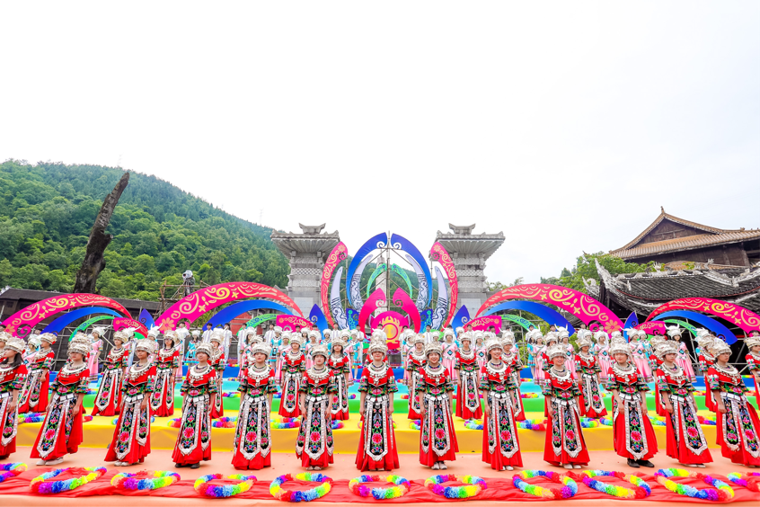 第十届中国乌江苗族踩花山节今日开幕