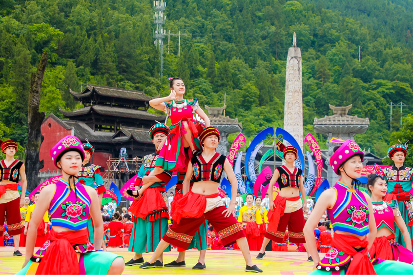 第十届中国乌江苗族踩花山节今日开幕