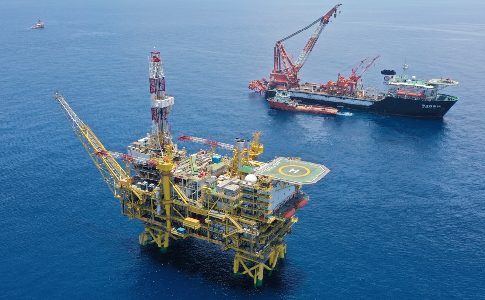 我国自主设计建造最大海上原油生产平台安装完成年底投产
