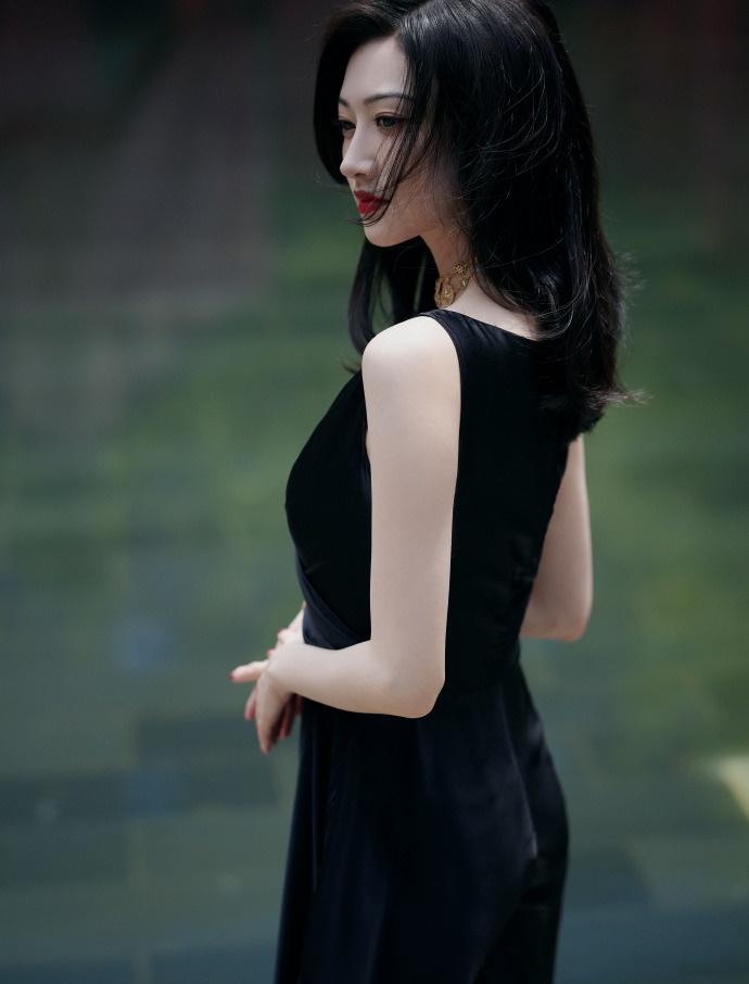 景甜穿黑色深v缎面长裙笑容甜美气质满分