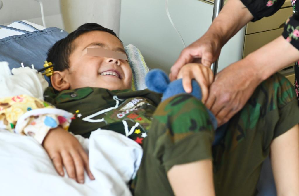 生命接力让新疆7岁断臂男童转危为安