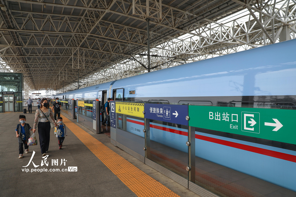 2021年4月30日9时22分,复兴号从海口火车东站发车,这是该型号列车首次