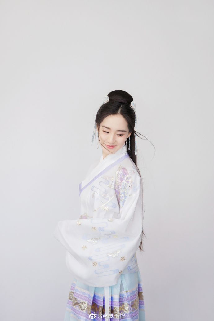王智晒汉服仙气写真过五一高发髻黑长直似古装美人