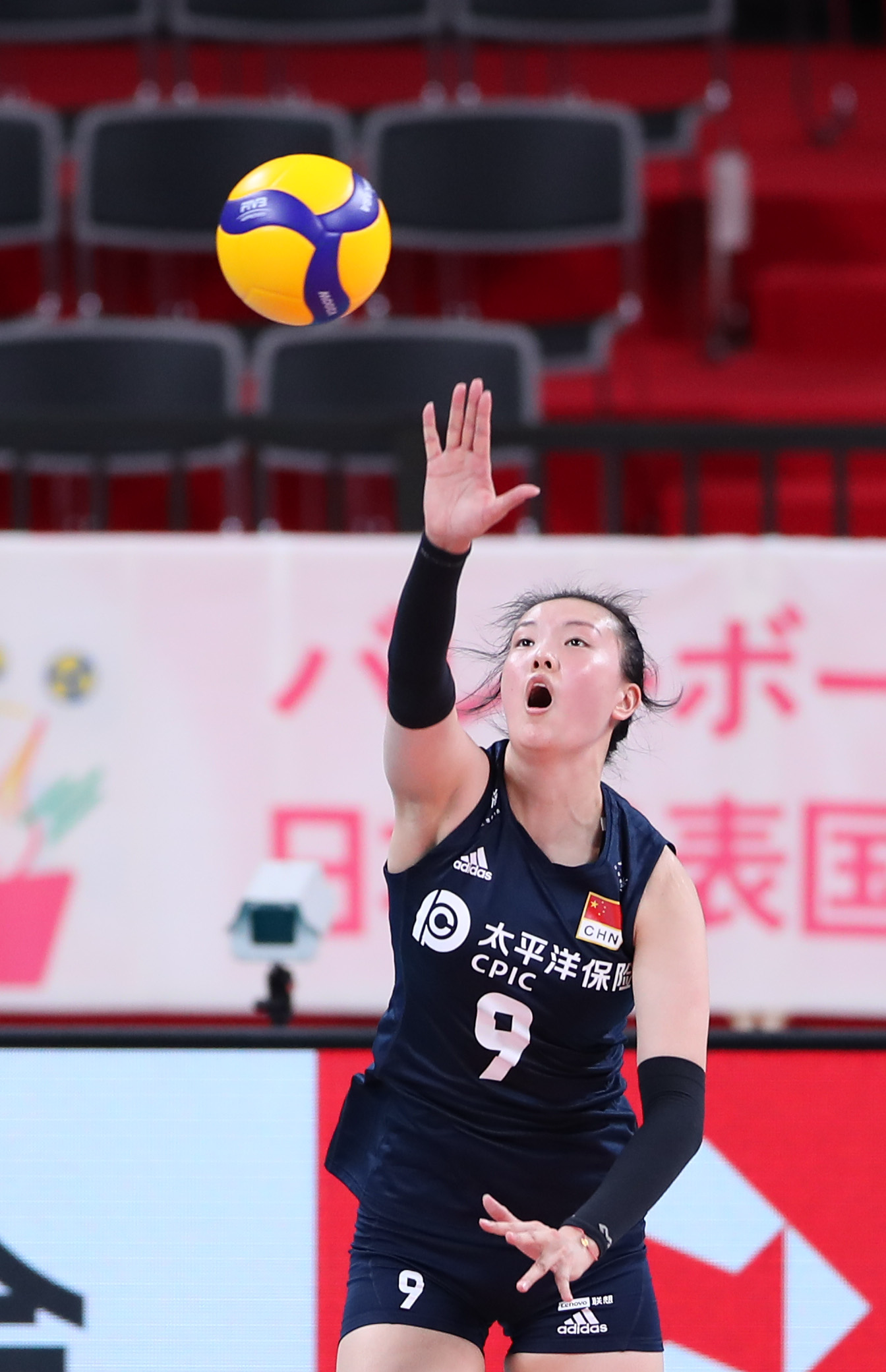 5月1日,中国队球员张常宁在比赛中发球.