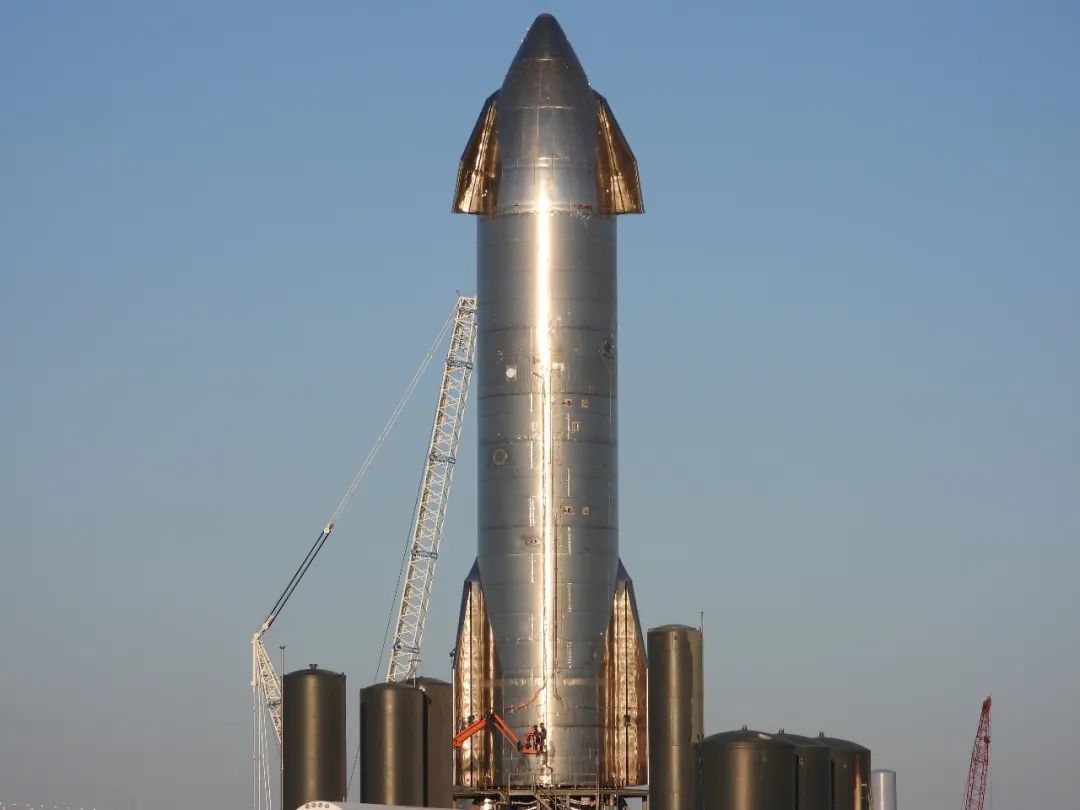 spacex星舰最新动态sn15发射未遂sn16吊装成型