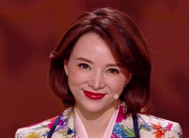 47岁董卿罕见浓妆亮相印花西服配粉色丝巾彰显大女人风范