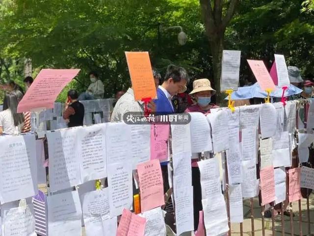 34岁杭州小伙被一群家长“围观”！有人心急大喊：家里有房，比你大一岁考虑吗？五一假期这里又热闹了休闲区蓝鸢梦想 - Www.slyday.coM