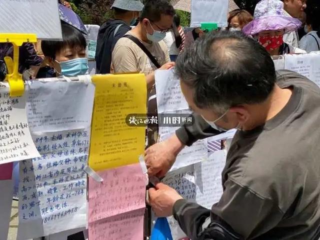 34岁杭州小伙被一群家长“围观”！有人心急大喊：家里有房，比你大一岁考虑吗？五一假期这里又热闹了休闲区蓝鸢梦想 - Www.slyday.coM