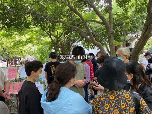 34岁杭州小伙被一群家长“围观”！有人心急大喊：家里有房，比你大一岁考虑吗？五一假期这里又热闹了休闲区蓝鸢梦想 - Www.slyday.coM