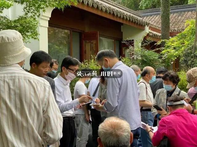 34岁杭州小伙被一群家长“围观”！有人心急大喊：家里有房，比你大一岁考虑吗？五一假期这里又热闹了休闲区蓝鸢梦想 - Www.slyday.coM