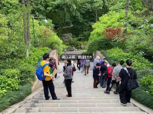 34岁杭州小伙被一群家长“围观”！有人心急大喊：家里有房，比你大一岁考虑吗？五一假期这里又热闹了休闲区蓝鸢梦想 - Www.slyday.coM