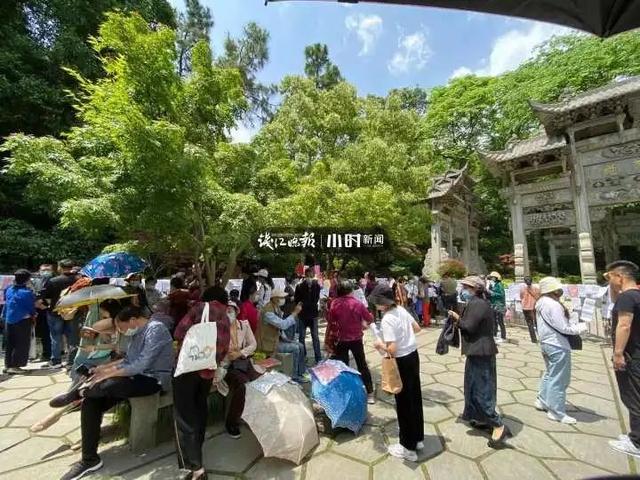 34岁杭州小伙被一群家长“围观”！有人心急大喊：家里有房，比你大一岁考虑吗？五一假期这里又热闹了休闲区蓝鸢梦想 - Www.slyday.coM