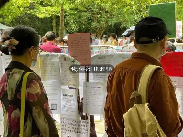 34岁杭州小伙被一群家长“围观”！有人心急大喊：家里有房，比你大一岁考虑吗？五一假期这里又热闹了休闲区蓝鸢梦想 - Www.slyday.coM