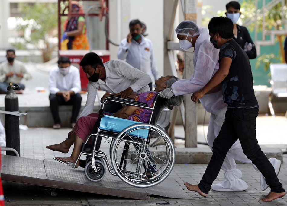4月30日，一名坐轮椅的新冠患者被送往印度艾哈迈达巴德的一家医院。 新华社 图