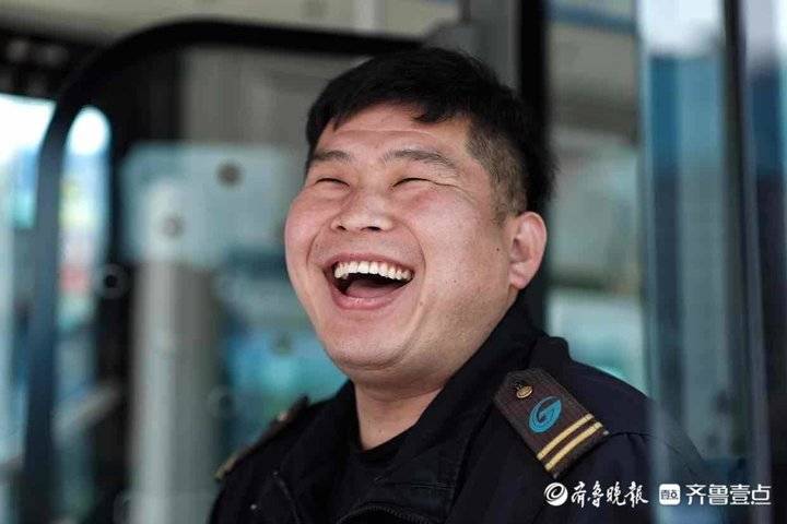 最美笑脸五一致敬公交一线劳动者定格济南公交人的笑脸