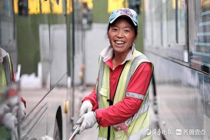 最美笑脸五一致敬公交一线劳动者定格济南公交人的笑脸