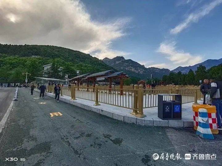天外村进山口西侧,原样为检查站和一处停车场,多年来,天外村游客下山