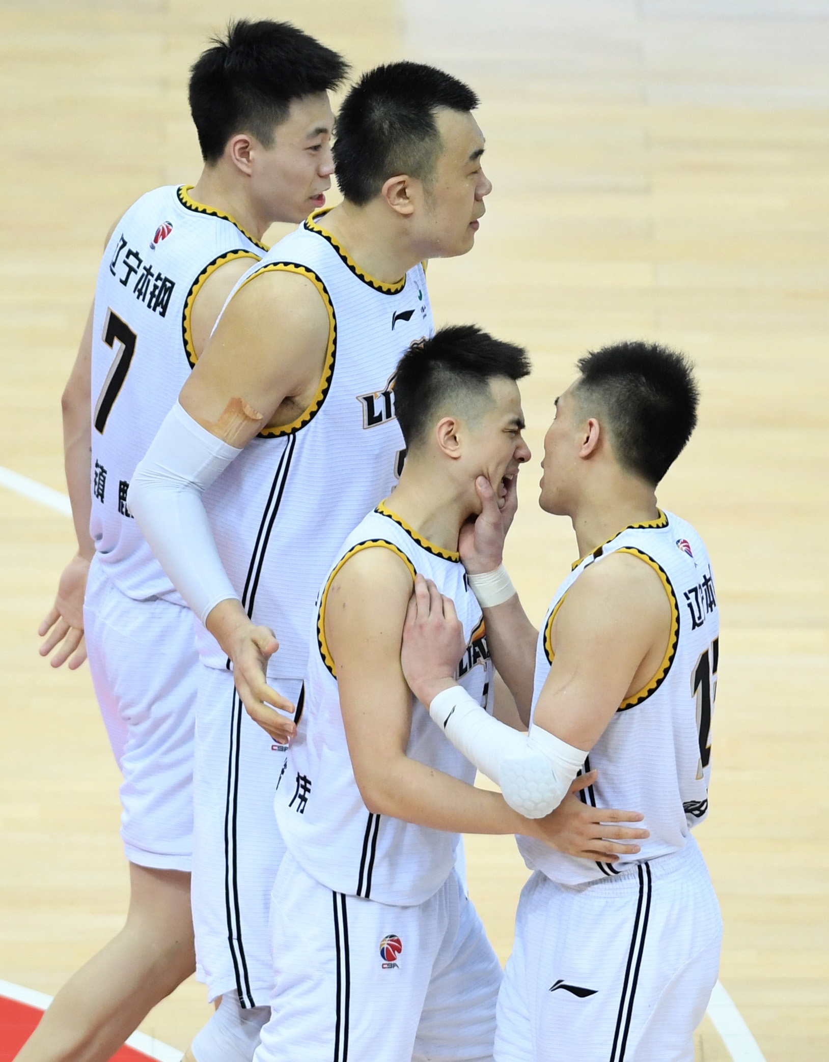 赵继伟命中绝平三分,与郭艾伦庆祝.图/新华社