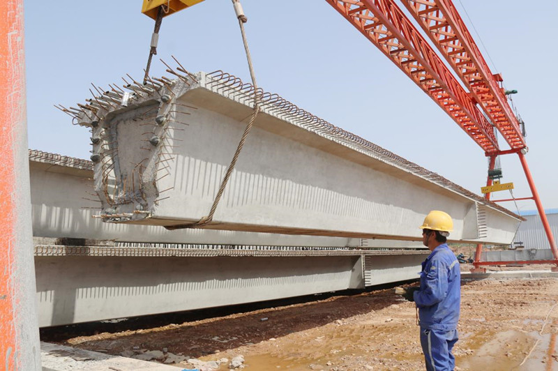 作业人员正在指挥将箱梁移至存梁台座.