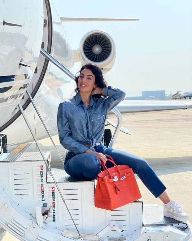 乔治娜晒天价皮包登机照目的地让球迷不淡定c罗新东家泄露