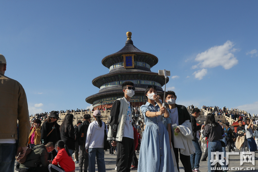游客在祈年殿前拍照(央广网记者 韩靖 摄)