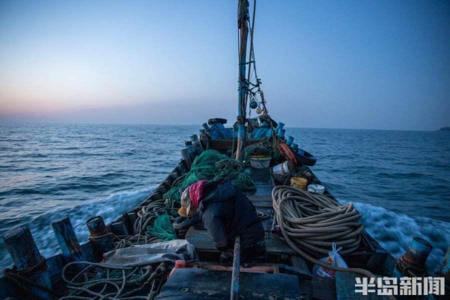 直击最后一船鲜出海12小时父子俩捞回海货200斤