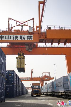 天津集装箱中心，龙门吊正在为中欧班列运送货物。中国网记者 马旷/摄